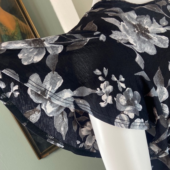 NWOT Floral Black Gray Long Tunic Blouse Shirt Top Heimish Cutout Flutter Sleeve - Picture 4 of 9